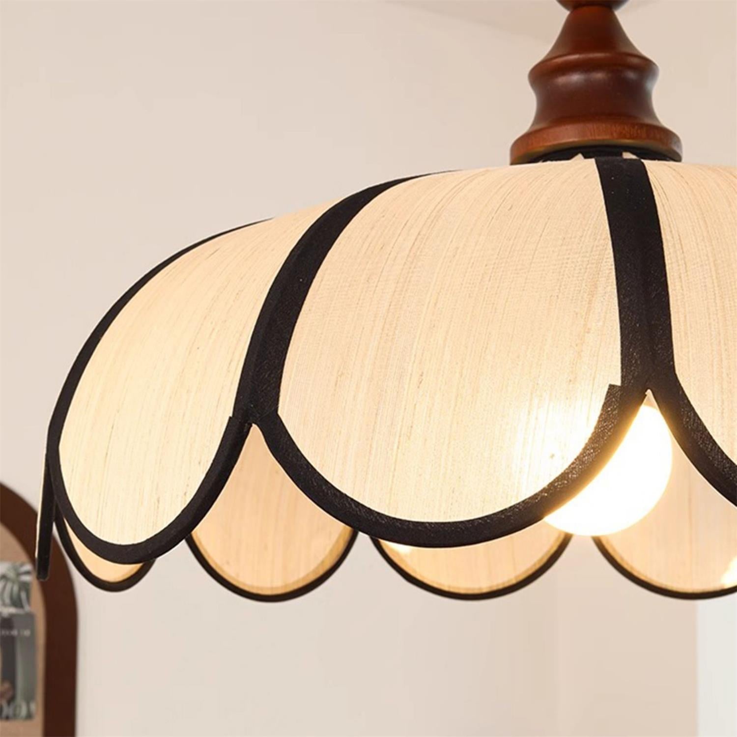 Pendulă cu design botanic și abajur cu margine ondulată | Ormexis