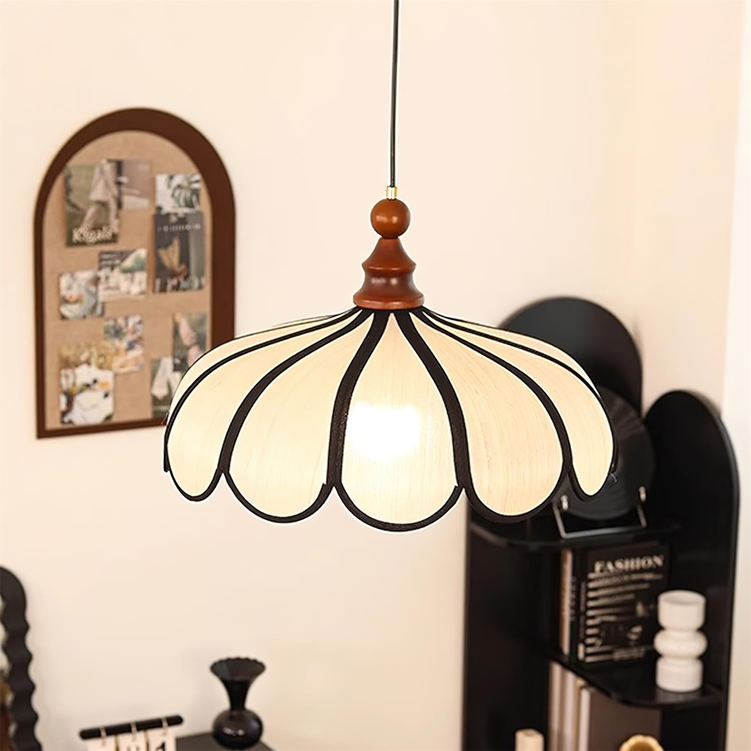 Pendulă cu design botanic și abajur cu margine ondulată | Ormexis