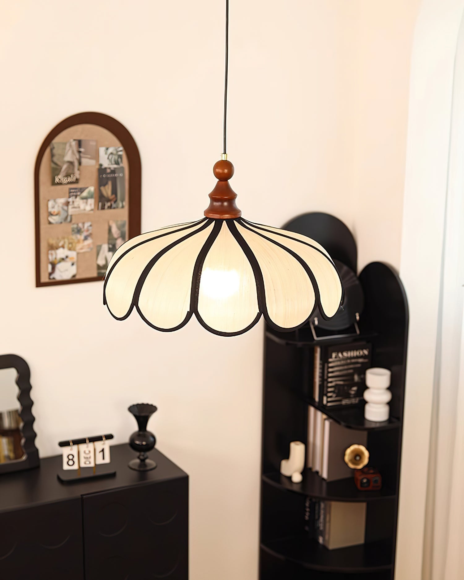 Pendulă cu design botanic și abajur cu margine ondulată | Ormexis