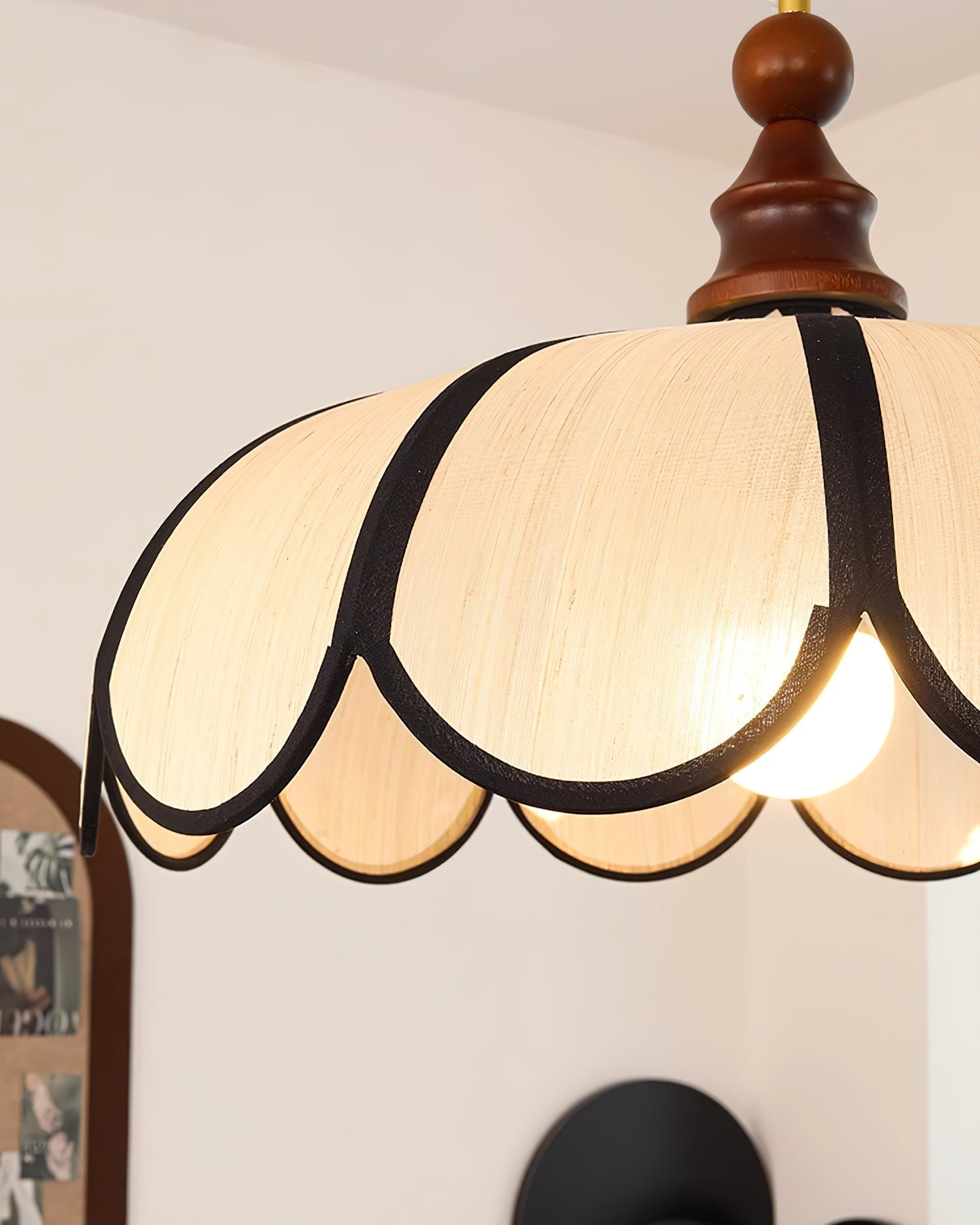 Pendulă cu design botanic și abajur cu margine ondulată | Ormexis