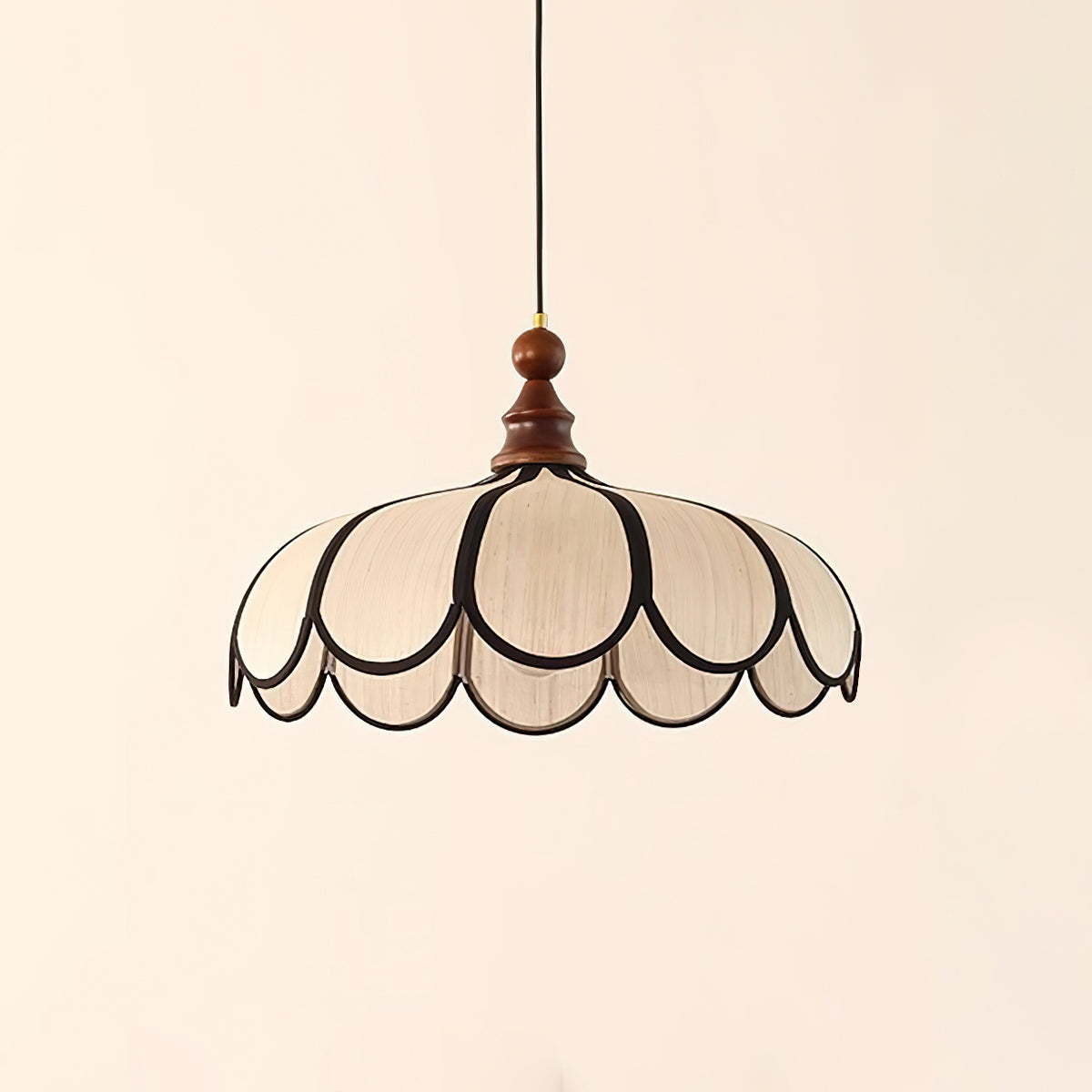 Pendulă cu design botanic și abajur cu margine ondulată | Ormexis