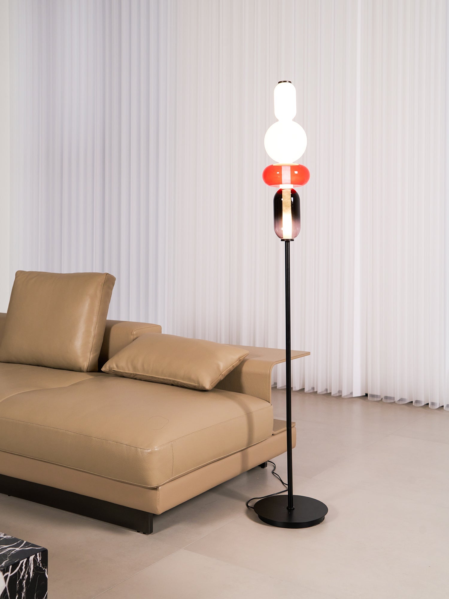 Moderne led-vloerlamp van gekleurd glas | Ormexis