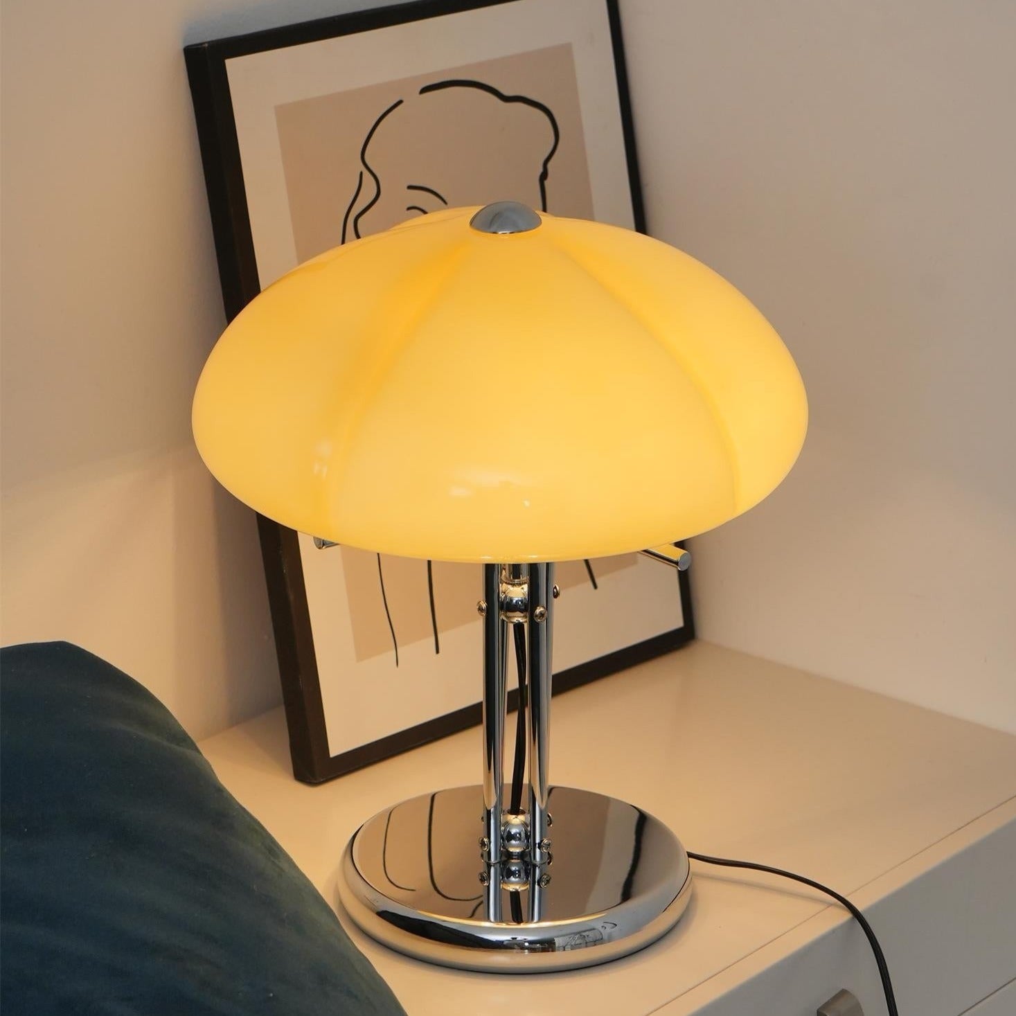Lampa ve tvaru houby s bauhausovým vlivem a čistou geometrickou siluetou