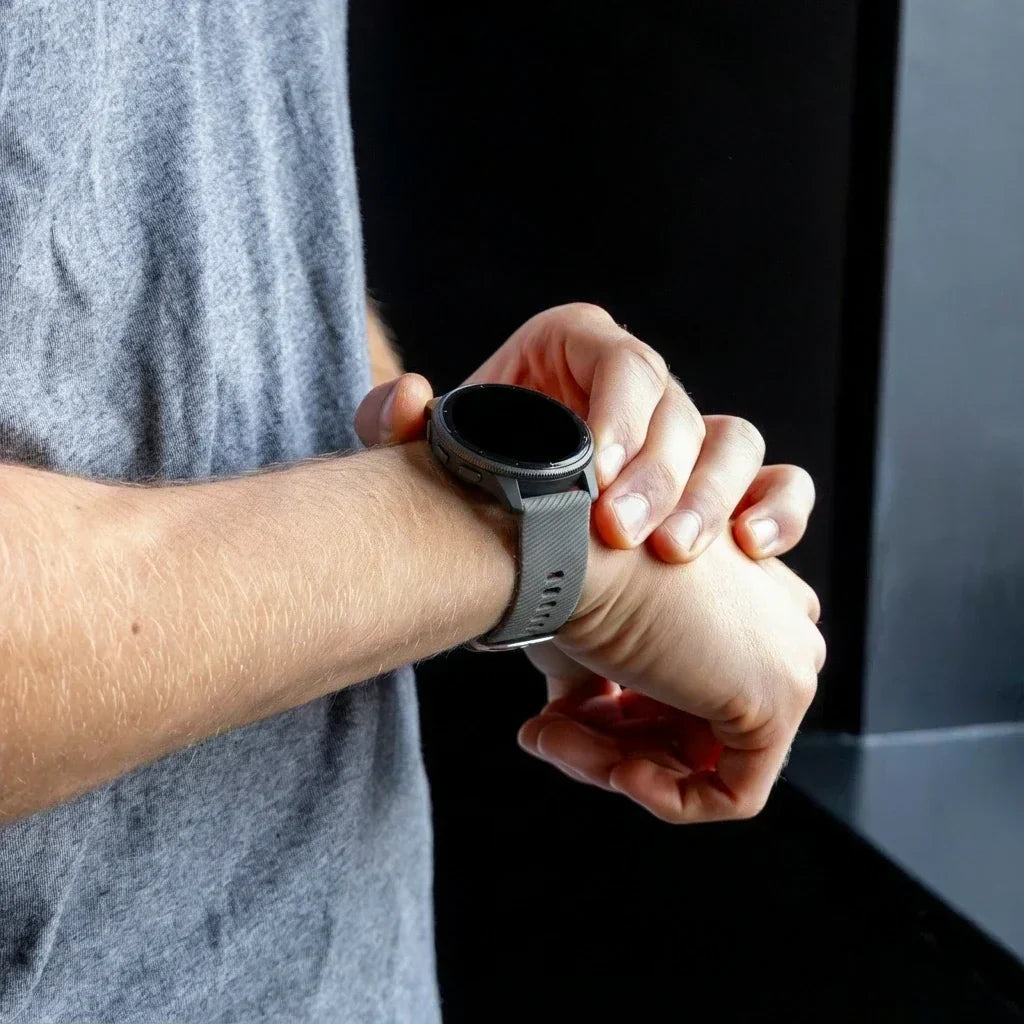 Náhradní silikonový řemínek Garmin Forerunner 245 v tmavě šedé barvě