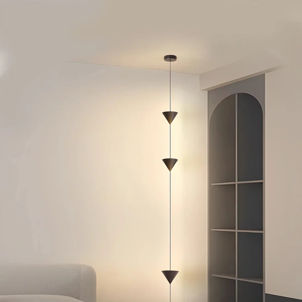 Stojací lampa s kuželovitým závěsným stínidlem a ambientním LED osvětlením