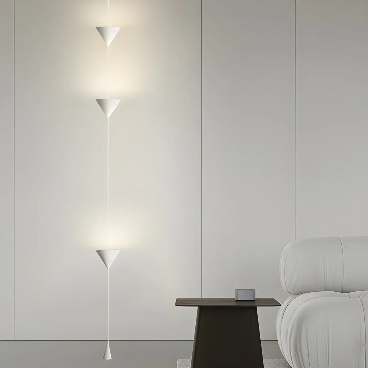 Stojací lampa s kuželovitým závěsným stínidlem a ambientním LED osvětlením