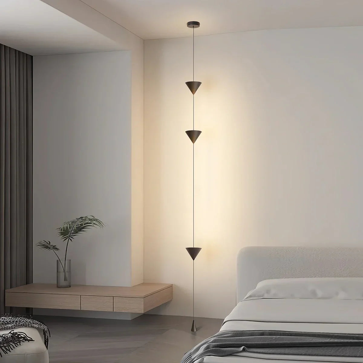 Stojací lampa s kuželovitým závěsným stínidlem a ambientním LED osvětlením