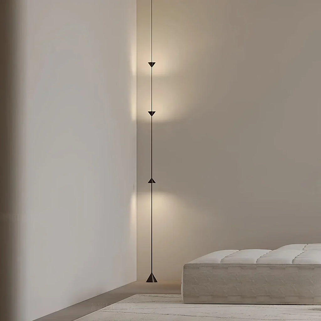 Stojací lampa s kuželovitým závěsným stínidlem a ambientním LED osvětlením