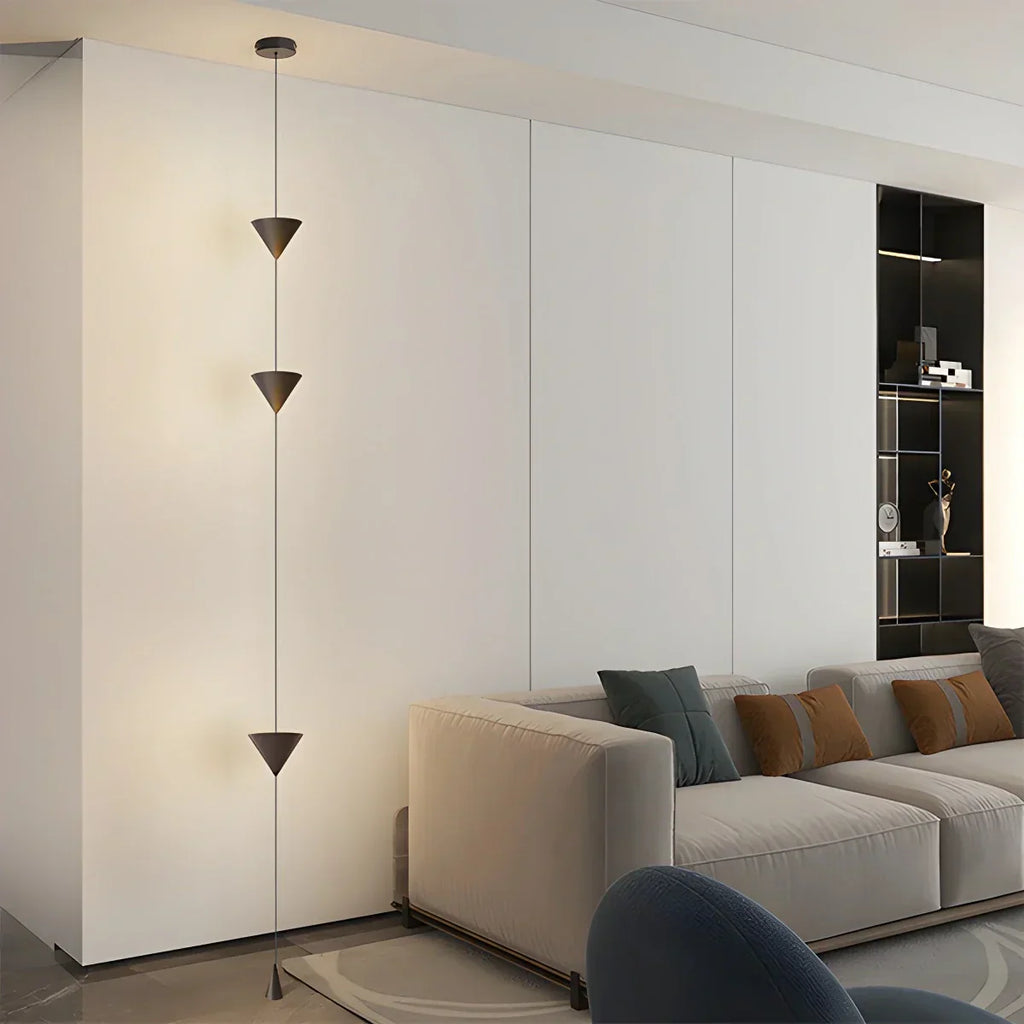 Stojací lampa s kuželovitým závěsným stínidlem a ambientním LED osvětlením