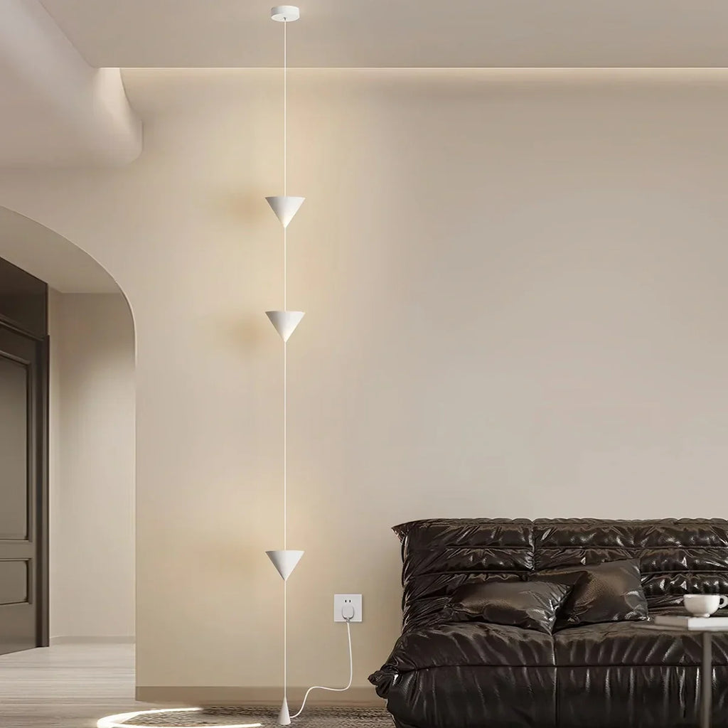 Stojací lampa s kuželovitým závěsným stínidlem a ambientním LED osvětlením