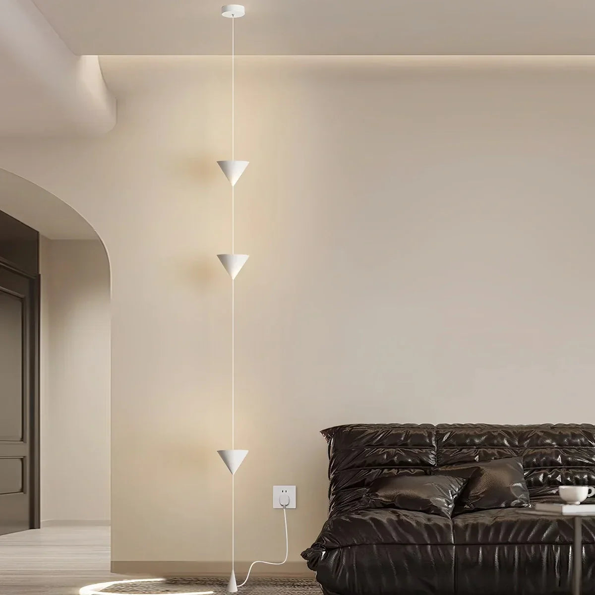 Stojací lampa s kuželovitým závěsným stínidlem a ambientním LED osvětlením