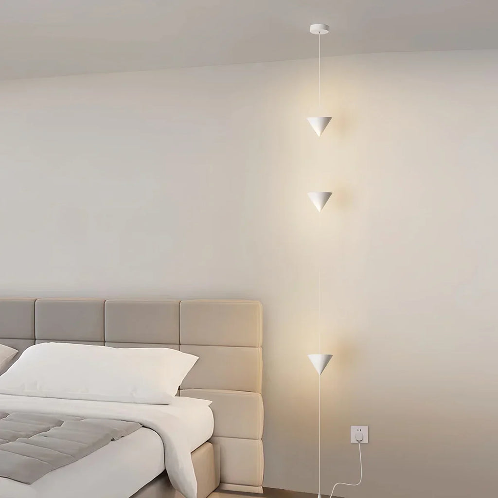 Stojací lampa s kuželovitým závěsným stínidlem a ambientním LED osvětlením