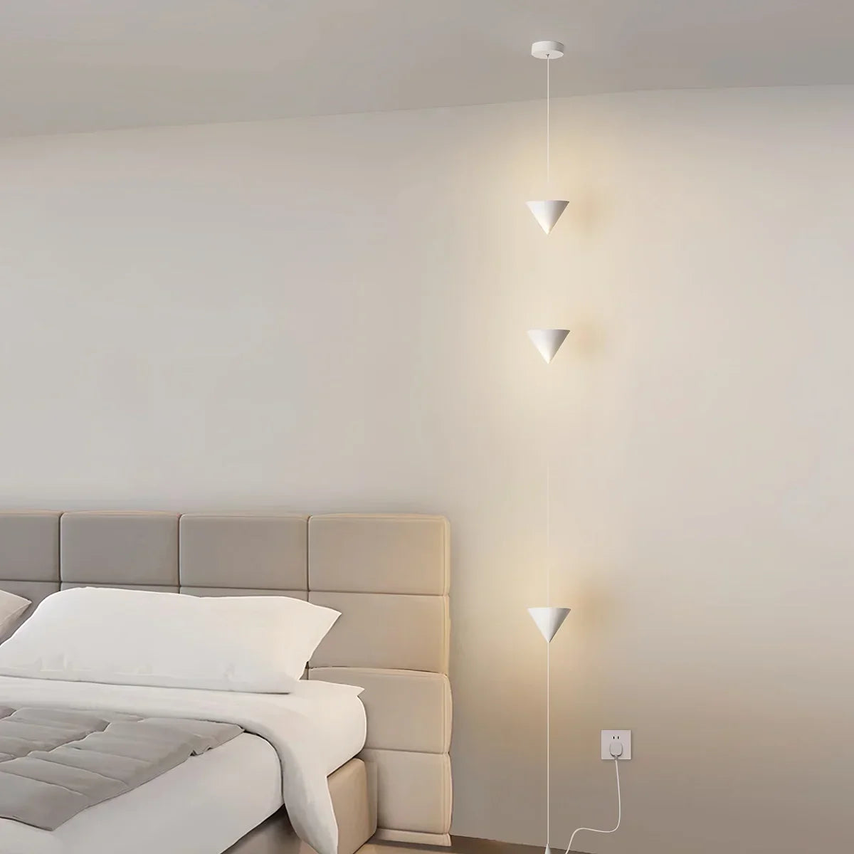 Stojací lampa s kuželovitým závěsným stínidlem a ambientním LED osvětlením