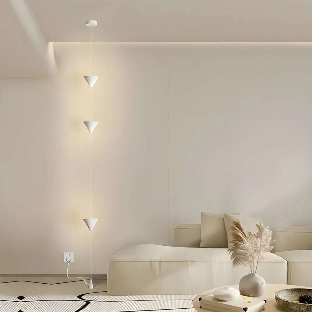 Stojací lampa s kuželovitým závěsným stínidlem a ambientním LED osvětlením