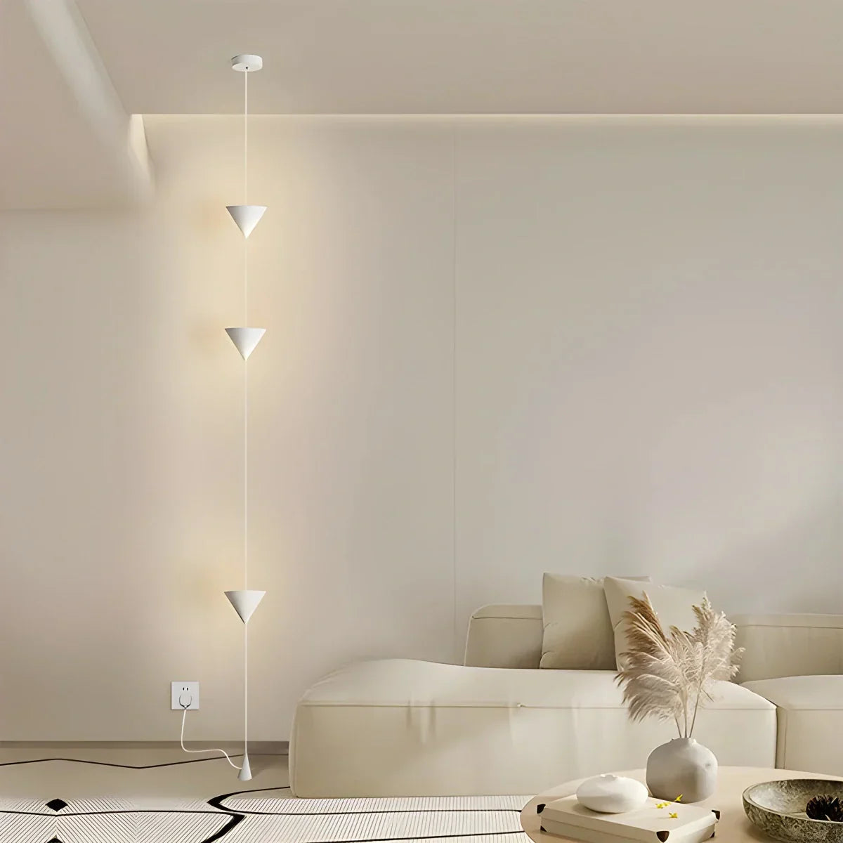 Stojací lampa s kuželovitým závěsným stínidlem a ambientním LED osvětlením