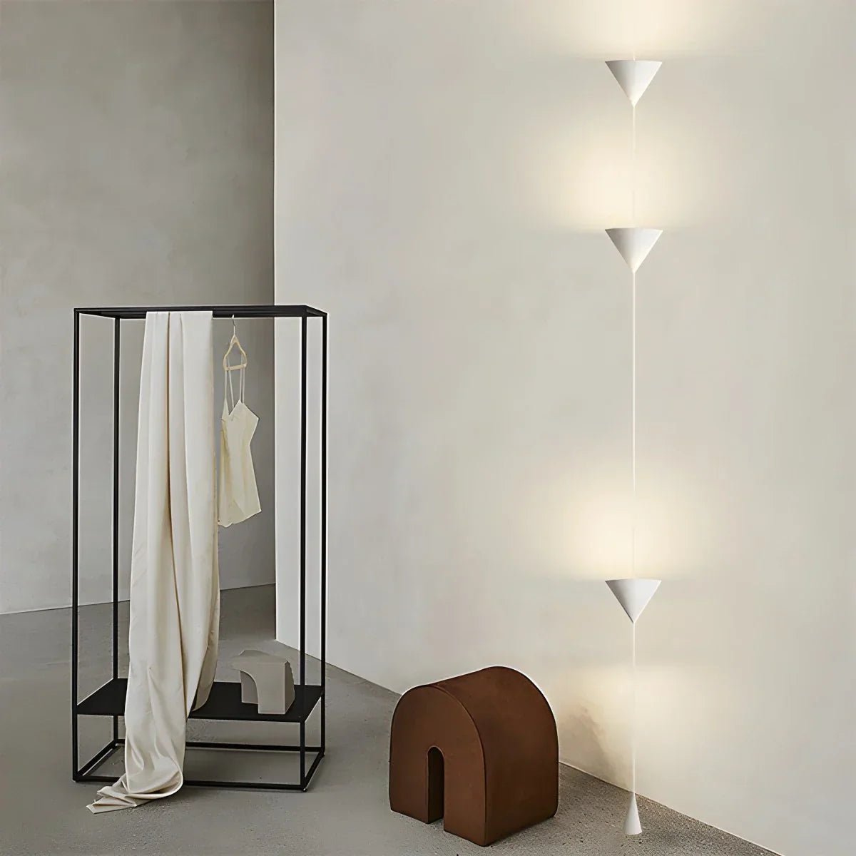 Stojací lampa s kuželovitým závěsným stínidlem a ambientním LED osvětlením