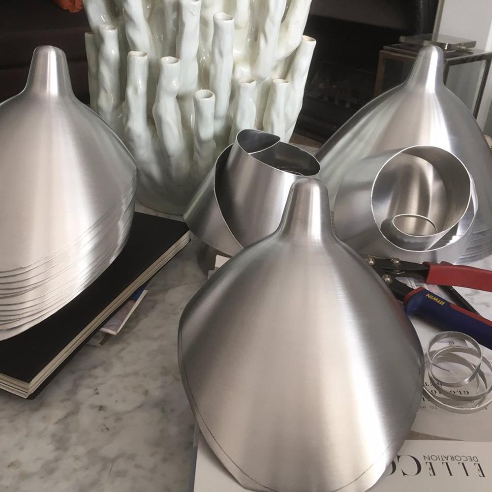 Moderne justerbar loftslampe i metal med flere arme | Ormexis