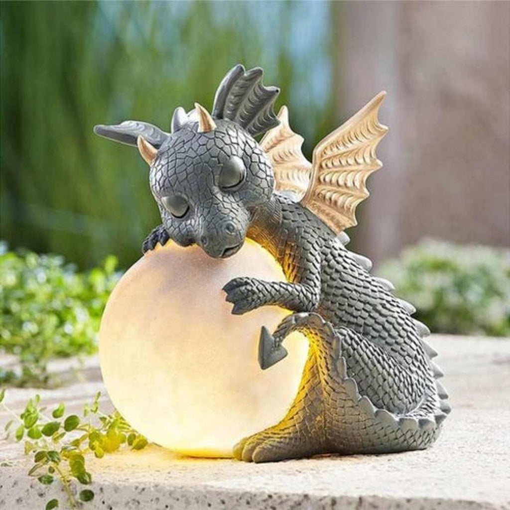 Dragehargestatue med stemningsfullt lysende globus | Ormexis