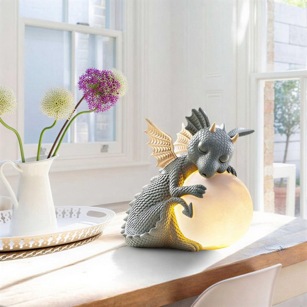 Dragehargestatue med stemningsfullt lysende globus | Ormexis