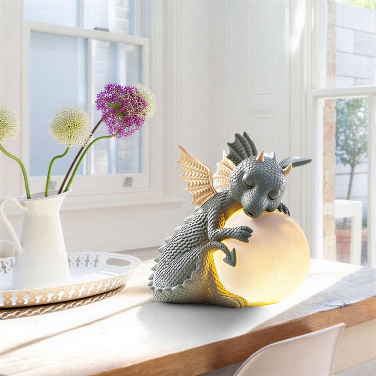 Dragehargestatue med stemningsfullt lysende globus | Ormexis