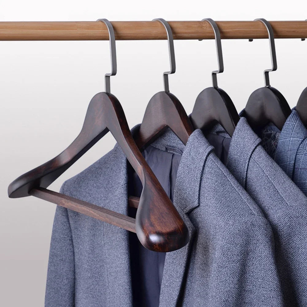 Elegante collectie houten hangers met gebogen ontwerp voor het behoud van de vorm van kledingstukken