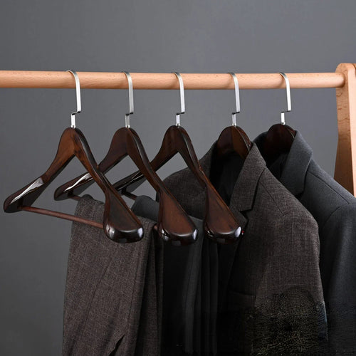 Cabides de Madeira da Coleção Elegante com Design Curvo para Preservação da Forma da Roupa