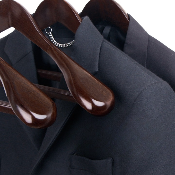 Elegante collectie houten hangers met gebogen ontwerp voor het behoud van de vorm van kledingstukken