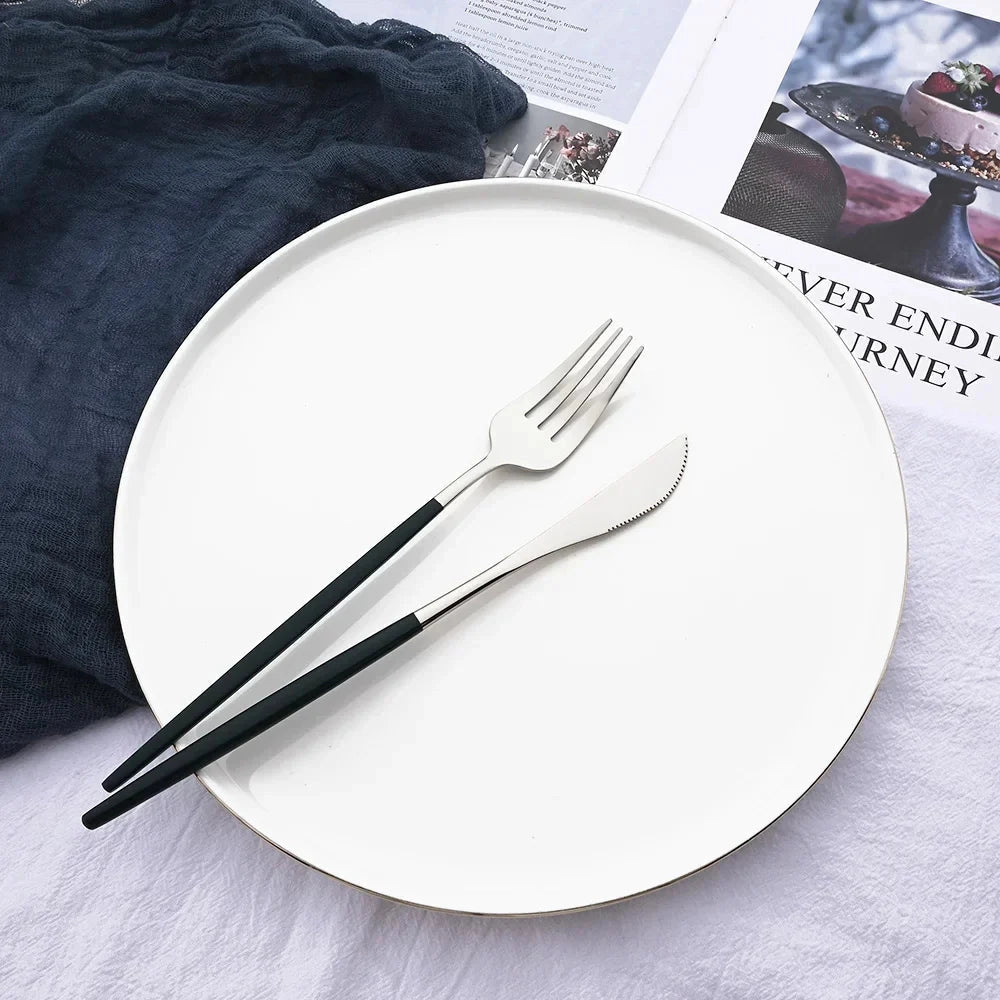 Rosa Besteckset mit ergonomischen Griffen für elegantes Essen