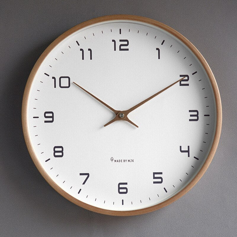 Minimalistische Wanduhr in warmem Holzfinish mit Quarzwerk