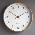 Minimalistische Wanduhr in warmem Holzfinish mit Quarzwerk