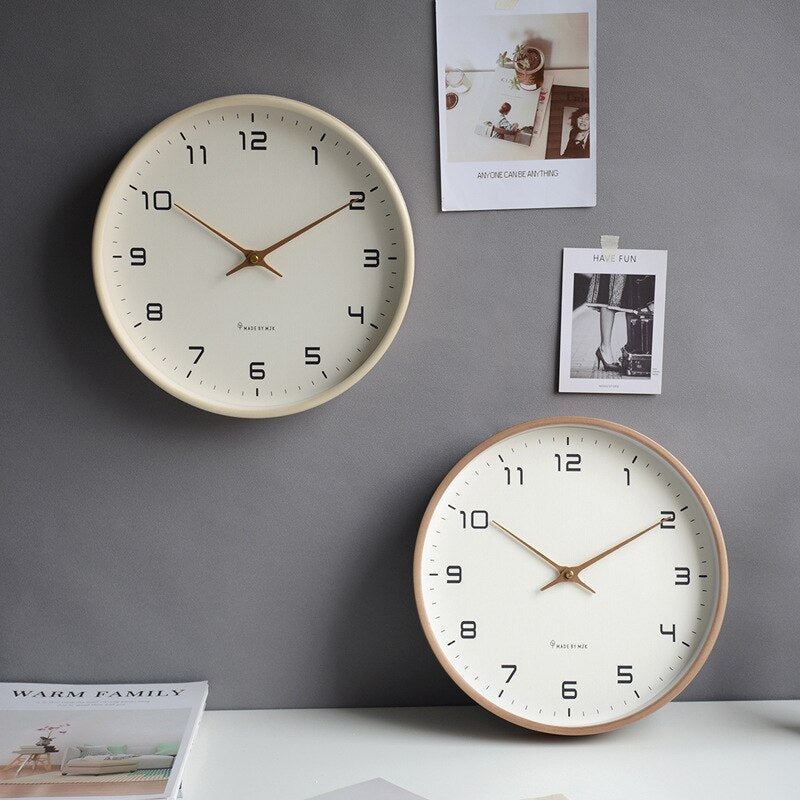 Minimalistische Wanduhr in warmem Holzfinish mit Quarzwerk