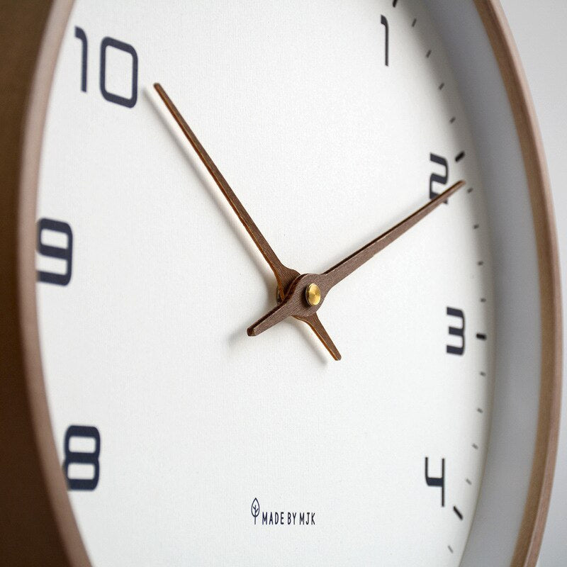 Minimalistische Wanduhr in warmem Holzfinish mit Quarzwerk
