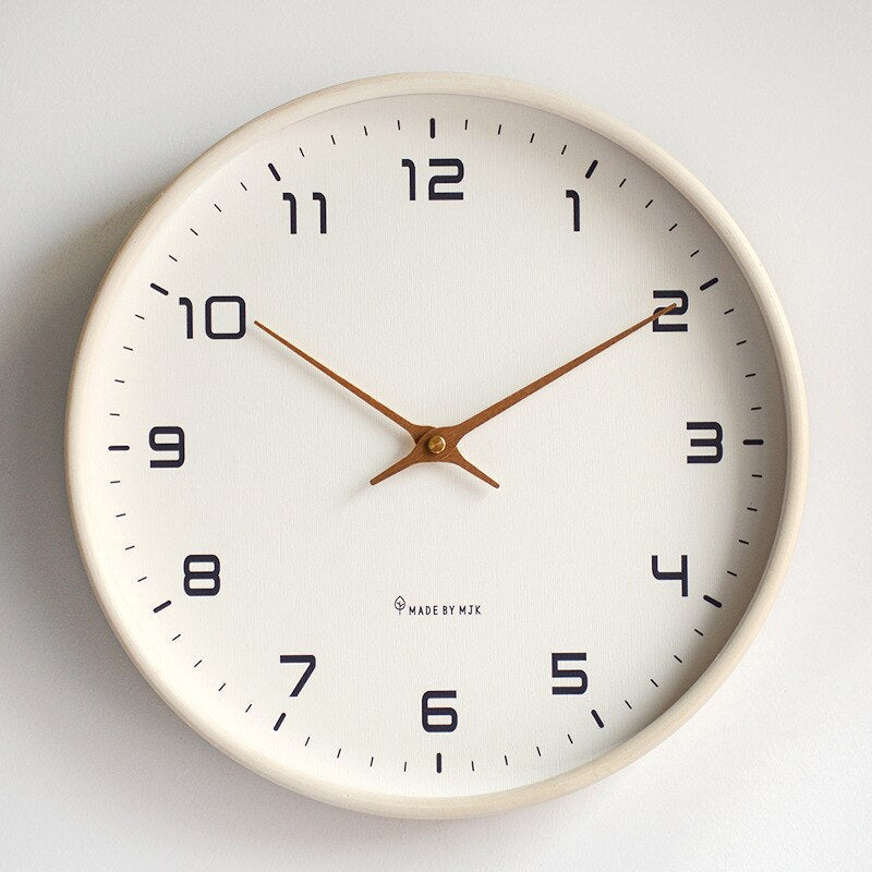Minimalistische Wanduhr in warmem Holzfinish mit Quarzwerk