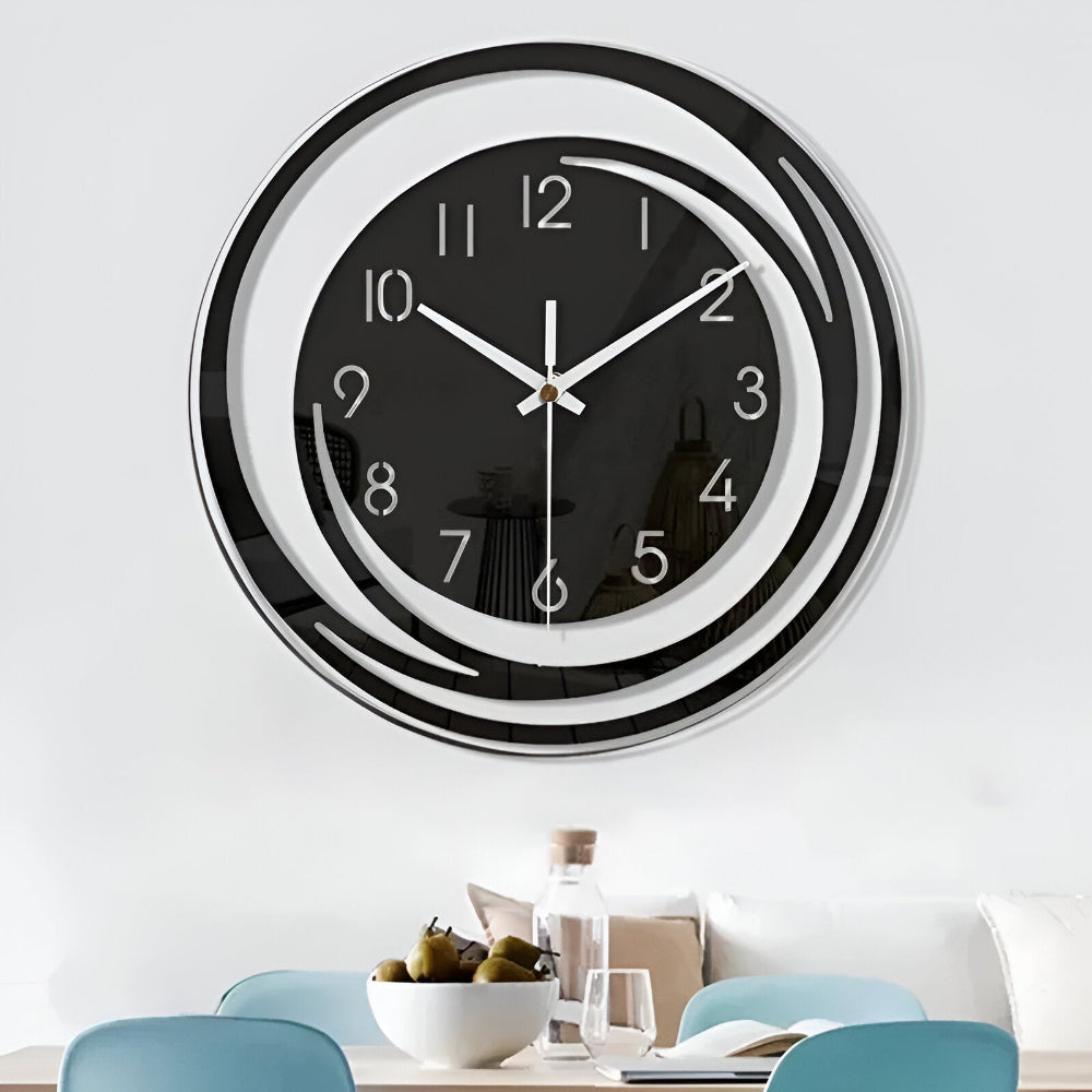 Geometrisk veggklokke med lagdelt design i baneform | Ormexis