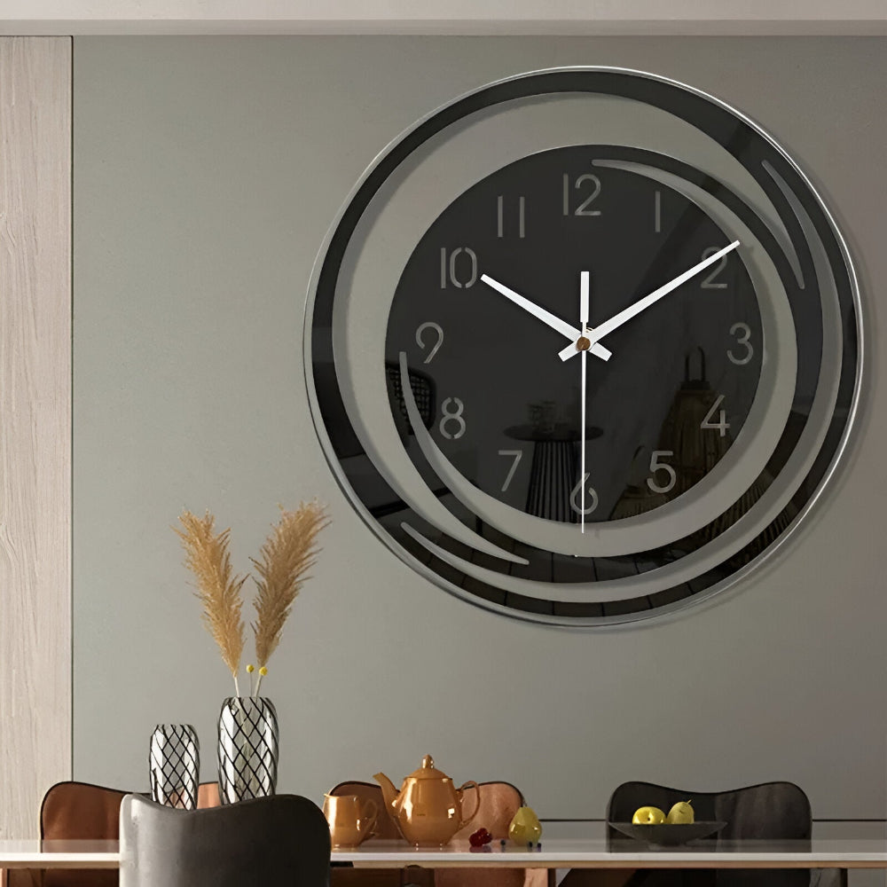 Geometrisk veggklokke med lagdelt design i baneform | Ormexis