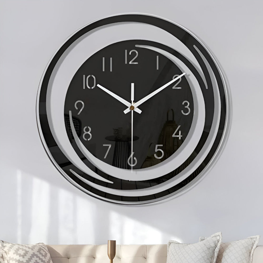 Geometrisk veggklokke med lagdelt design i baneform | Ormexis