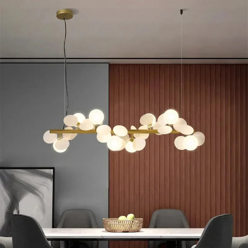Liniowa lampa wisząca Eli z kloszami w kształcie kul ze szkła do jadalni | Ormexis
