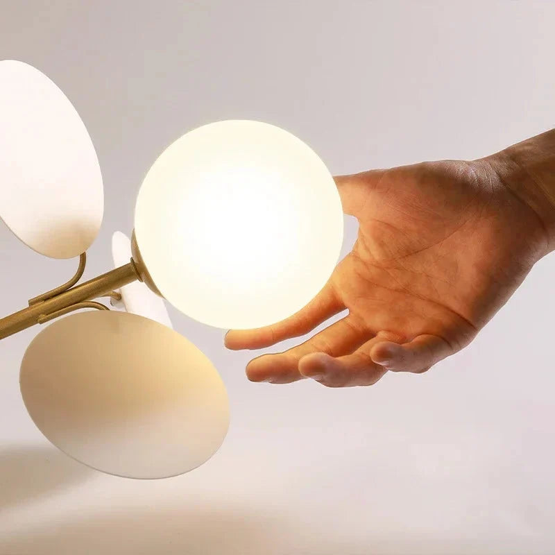 Liniowa lampa wisząca Eli z kloszami w kształcie kul ze szkła do jadalni | Ormexis