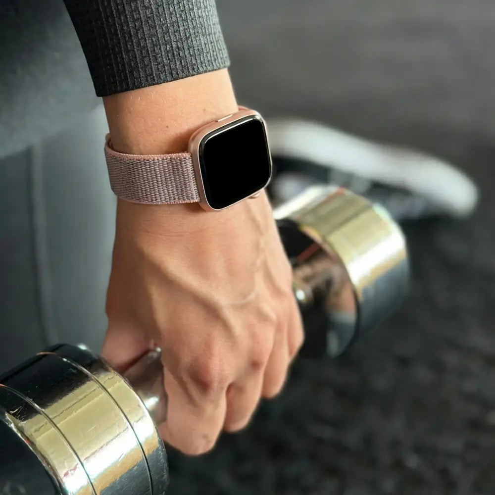 Elegantní růžový nylonový řemínek na zápěstí pro hodinky Fitbit Versa 2