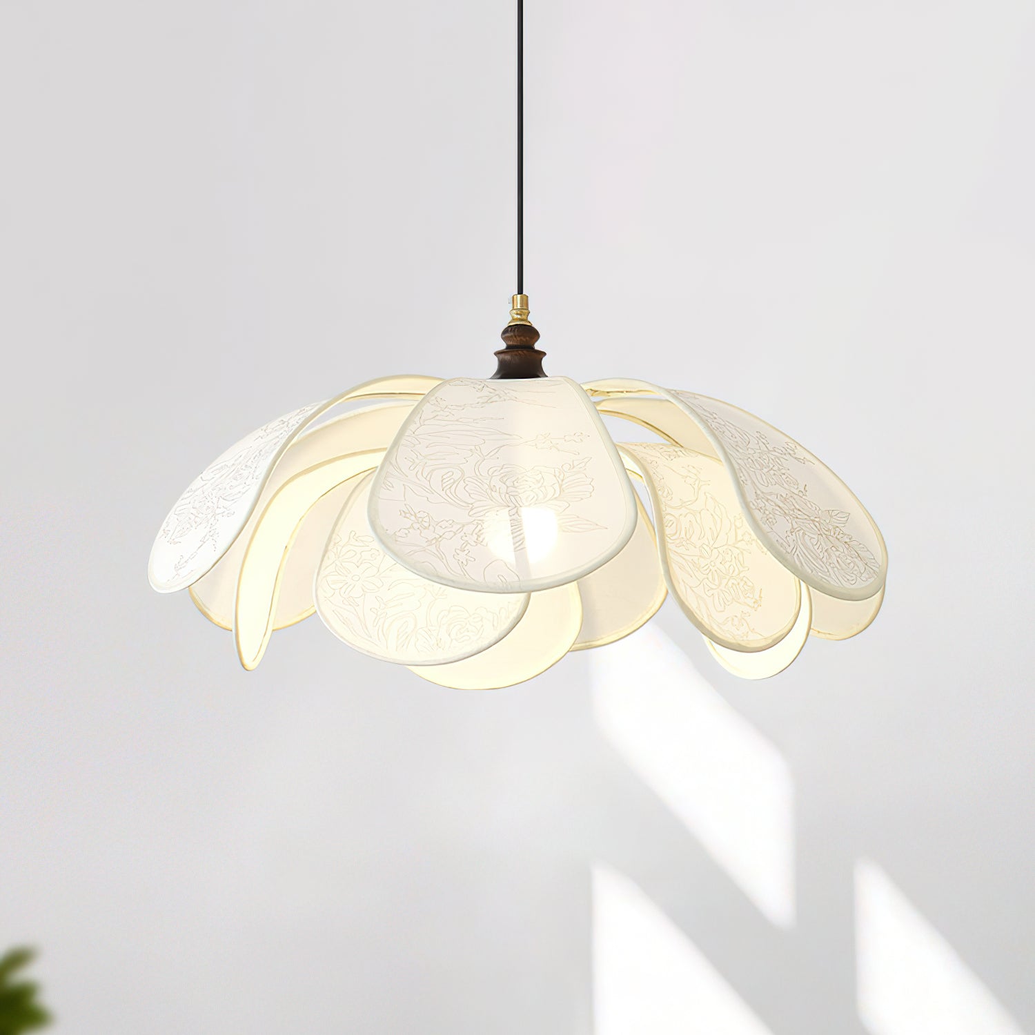 Lampa suspendată florală Liora Bloom cu design modern, compatibilă cu LED E26/E27