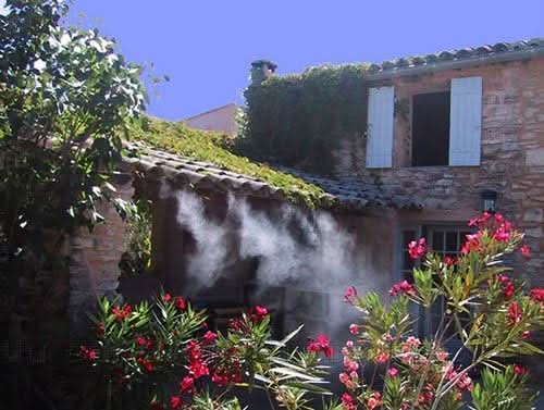 Sistema di irrigazione rinfrescante FreshBreeze per giardini e patii con installazione facile