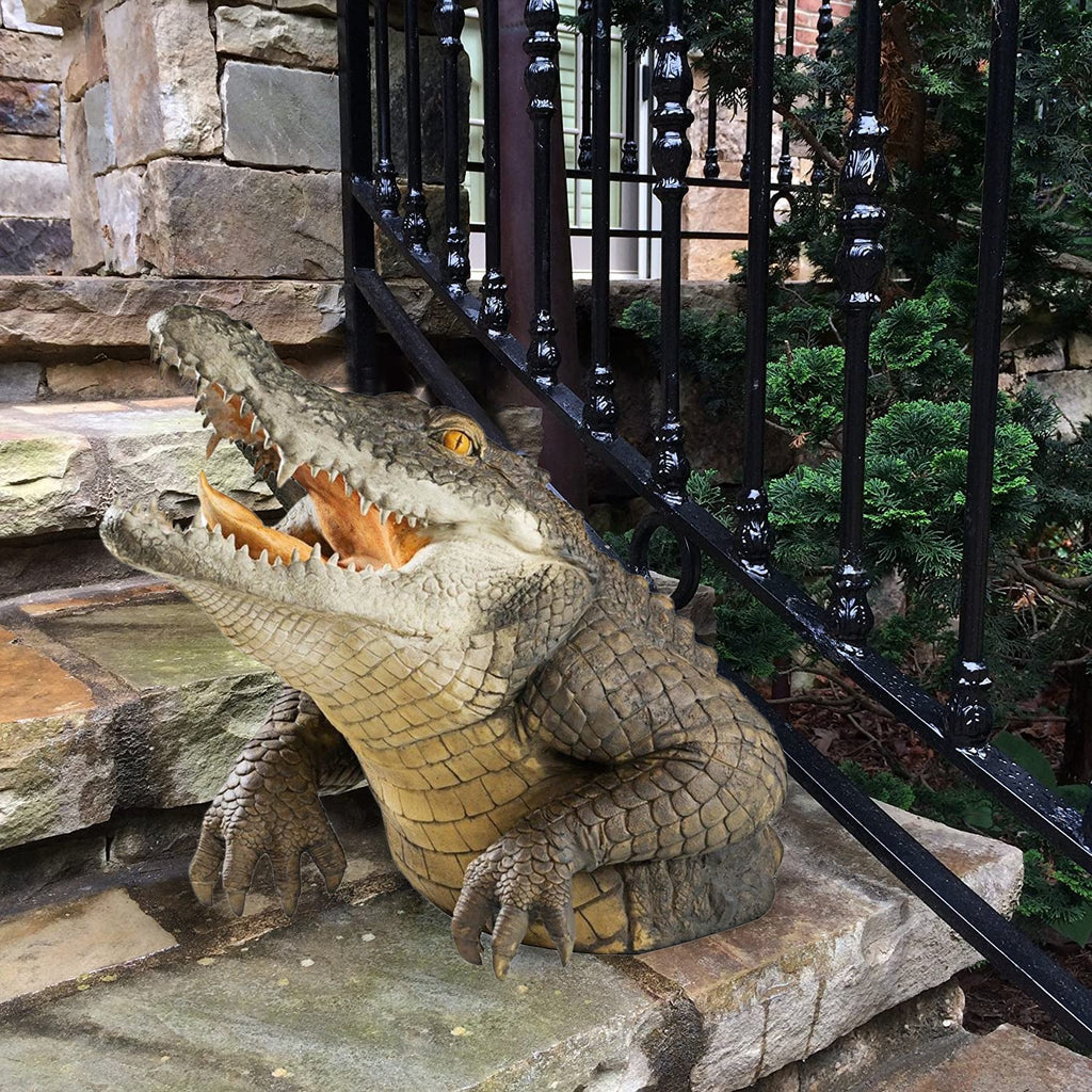 Realistische Sumpf-Alligator-Statue aus langlebigem Harz für Garten und Pool