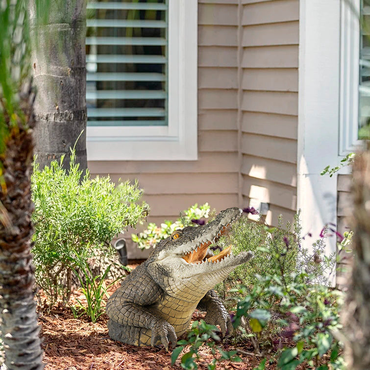Realistische Sumpf-Alligator-Statue aus langlebigem Harz für Garten und Pool