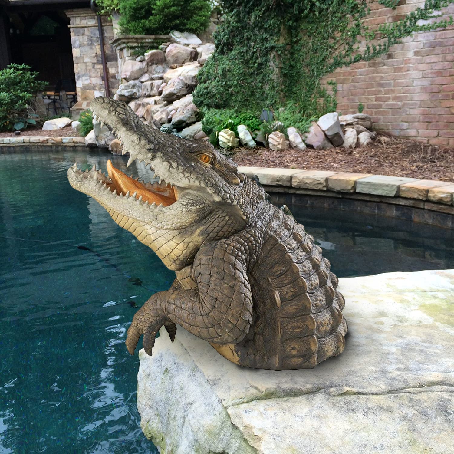 Realistische Sumpf-Alligator-Statue aus langlebigem Harz für Garten und Pool