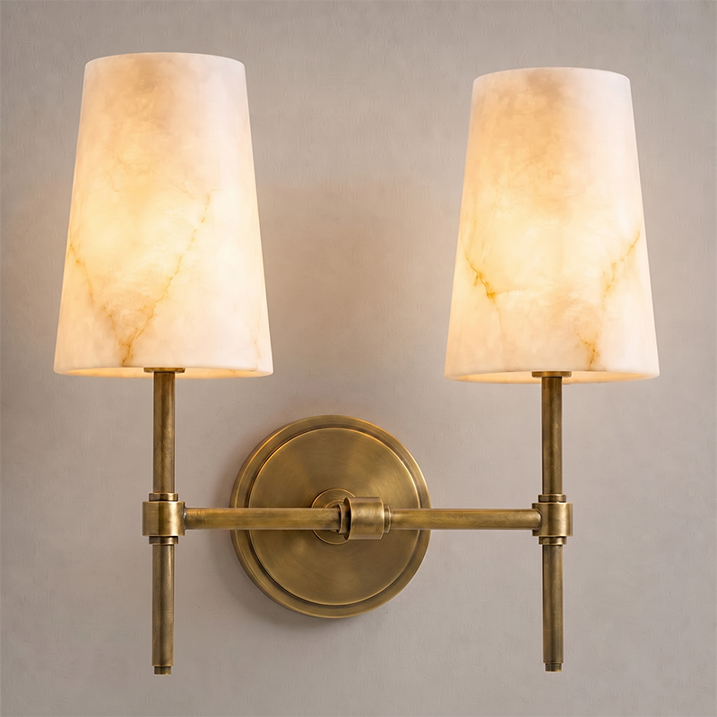 Høy vegglampe med søyle i messing og alabast | Ormexis
