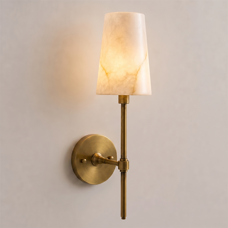 Høy vegglampe med søyle i messing og alabast | Ormexis