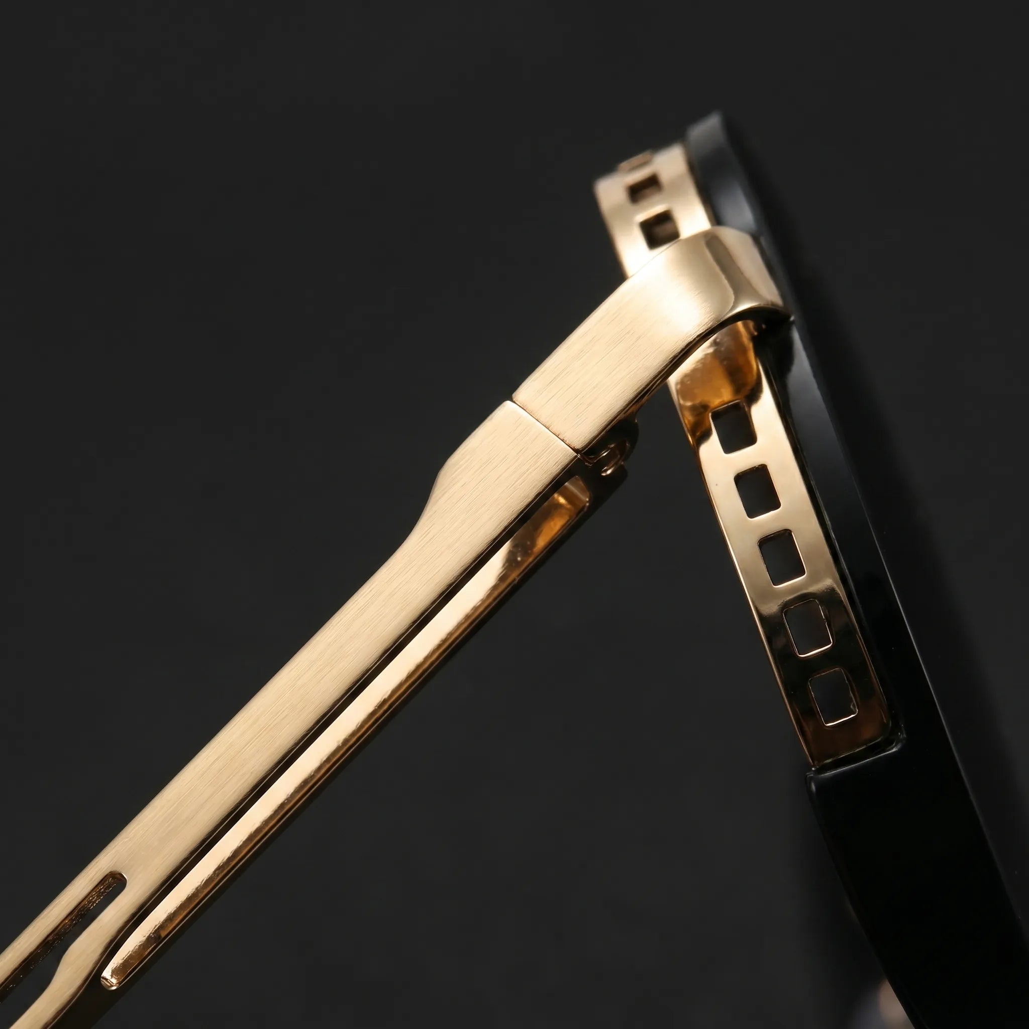 Geometric Aviator Sunglasses -  Driving In Sunlight - Ormexis