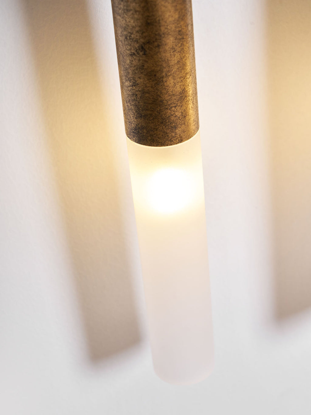Comtesse vegglampe i akryl med frynser | Ormexis