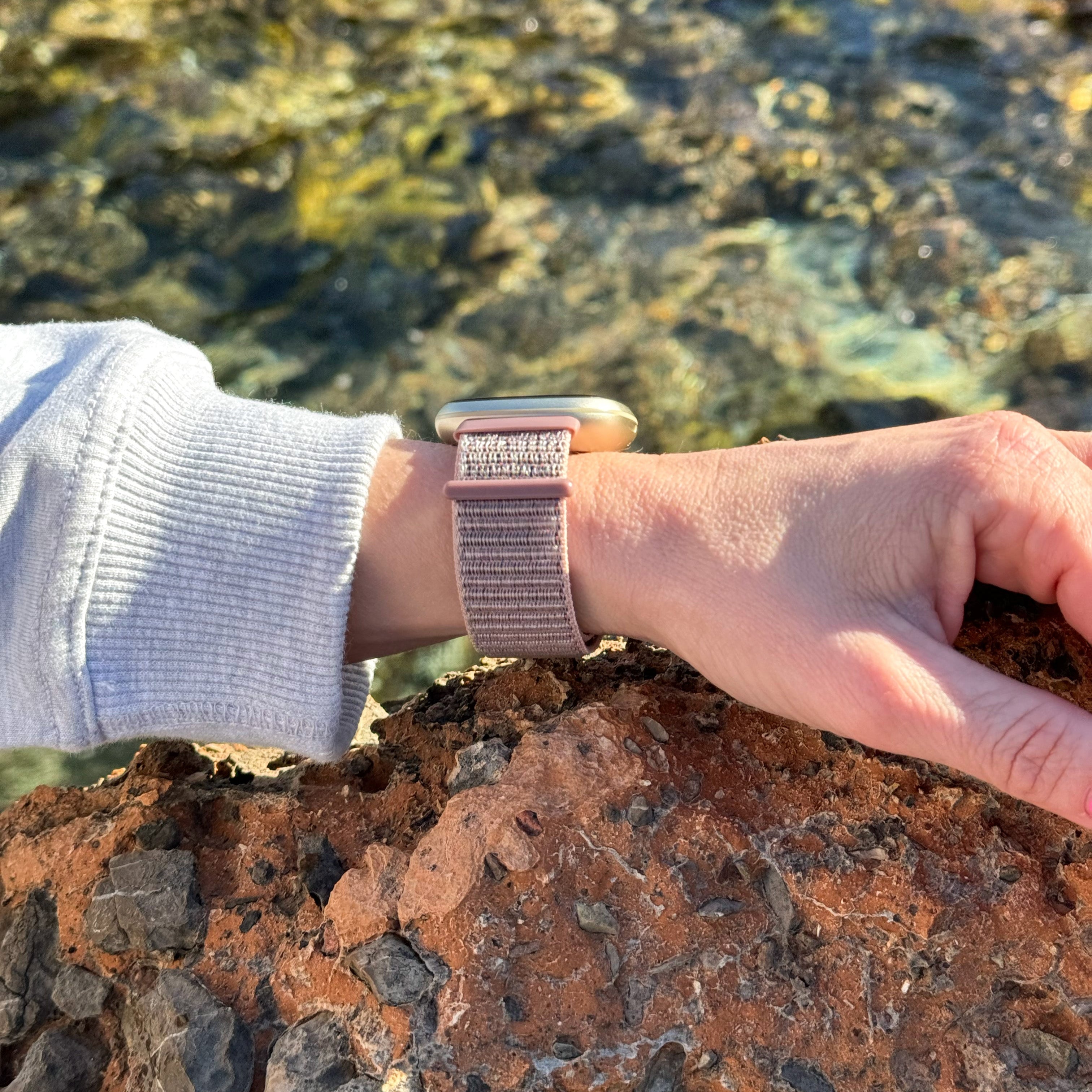 Cinturino di ricambio in nylon grigio e rosa per Fitbit Versa 3