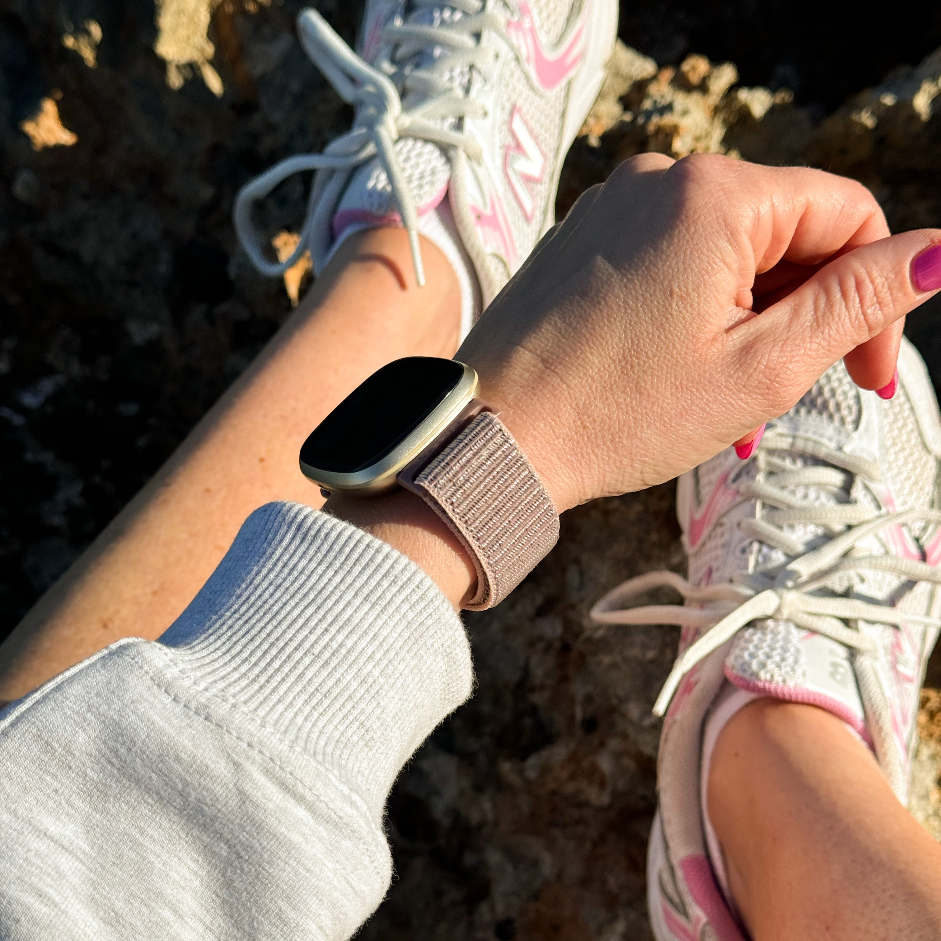 Cinturino di ricambio in nylon grigio e rosa per Fitbit Versa 3